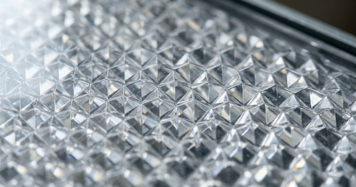 Estrutura de difusor ótico microprismatizado para luminárias LED