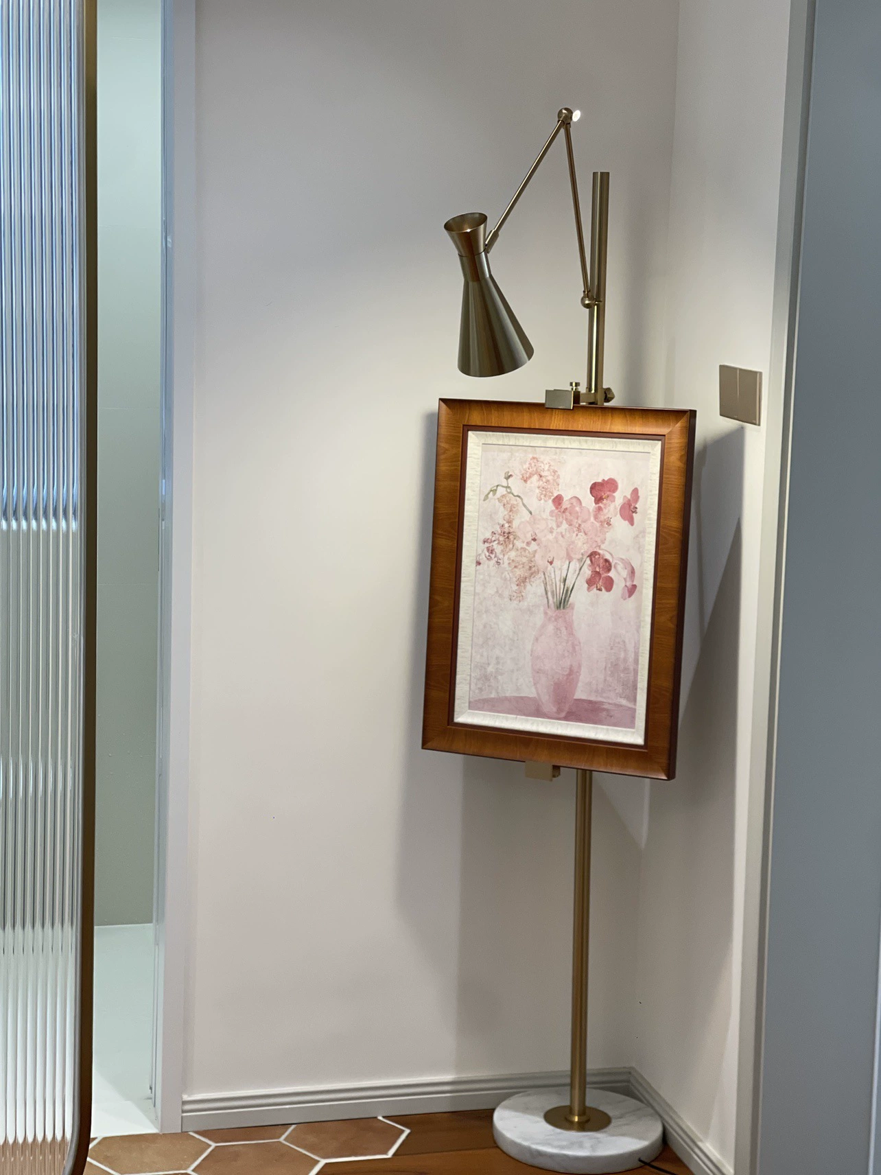 Designer-Stehlampe mit Bilderclip