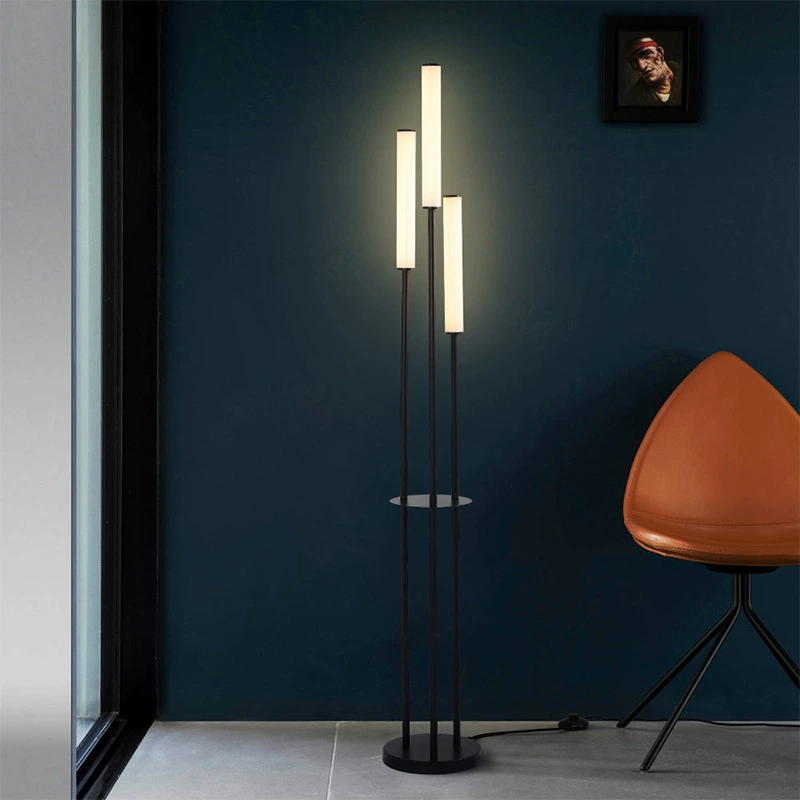 Stehlampe mit kabelloser Ladefunktion